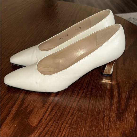 Vintage 80’s Stuart Weitzman Cream Heels Classic Design - Picture 2 of 7